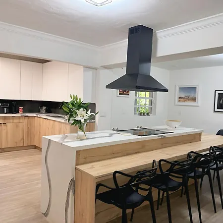 Amazing 3-Bedroom Modern Home In Coral Gables Area